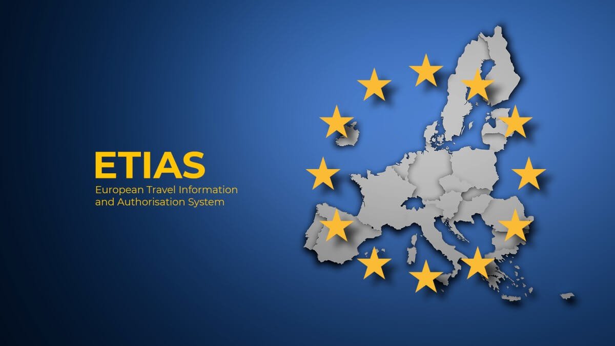 A Europa está implementando uma das maiores transformações recentes no controle de entrada de viajantes estrangeiros. Parte dela já aconteceu. Outra ainda está por vir. De um lado está o EES, sistema que registra eletronicamente entradas e saídas e que já está totalmente operacional. Do outro está o ETIAS, uma autorização eletrônica de viagem que será exigida de viajantes de países atualmente dispensados de visto, entre eles brasileiros, mas que ainda não entrou em funcionamento. Os nomes são parecidos. As funções, não. E essa confusão é justamente o que pode fazer alguém acreditar que precisa pagar uma autorização que ainda nem está disponível, esperar por um “visto europeu” que não existe ou chegar ao aeroporto sem entender por que está tendo fotografia e impressões digitais registradas. Se você pretende visitar Portugal, Espanha, França, Itália, Alemanha, Grécia ou outros destinos europeus no segundo semestre de 2026, há algumas coisas que vale entender antes de comprar a passagem e muito antes de chegar à imigração. Este artigo explica o que já mudou, o que ainda vai mudar e, principalmente, o que tudo isso significa na prática para quem sai do Brasil rumo à Europa. Primeiro: existem duas mudanças diferentes acontecendo Antes de qualquer coisa, esqueça por alguns minutos as siglas.