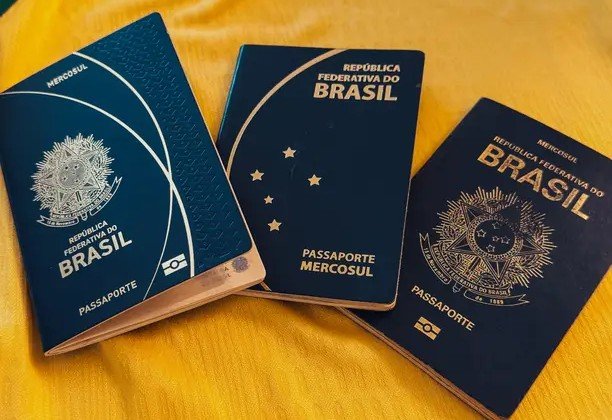 Vai tirar o passaporte pela primeira vez? O que ninguém te explica antes de começar o pedido Você decidiu que quer viajar para fora do Brasil. Começou a pesquisar destinos, salvou vídeos, comparou preços de passagens e talvez até já tenha imaginado a foto que vai tirar quando finalmente chegar lá. Então aparece uma palavra no meio do caminho: passaporte. Para quem nunca tirou um, o processo pode parecer muito mais complicado do que realmente é. Surgem dúvidas sobre documentos, taxa, agendamento, fotografia, validade, prazo de entrega e até sobre o que acontece durante o atendimento na Polícia Federal. A boa notícia é que tirar o passaporte brasileiro pela primeira vez segue uma sequência relativamente simples. O problema geralmente começa quando a pessoa tenta fazer tudo sem saber a ordem correta. Por isso, antes de comprar uma passagem internacional contando com um documento que ainda não está nas suas mãos, vale entender como o processo funciona — e principalmente o que pode atrasá-lo.